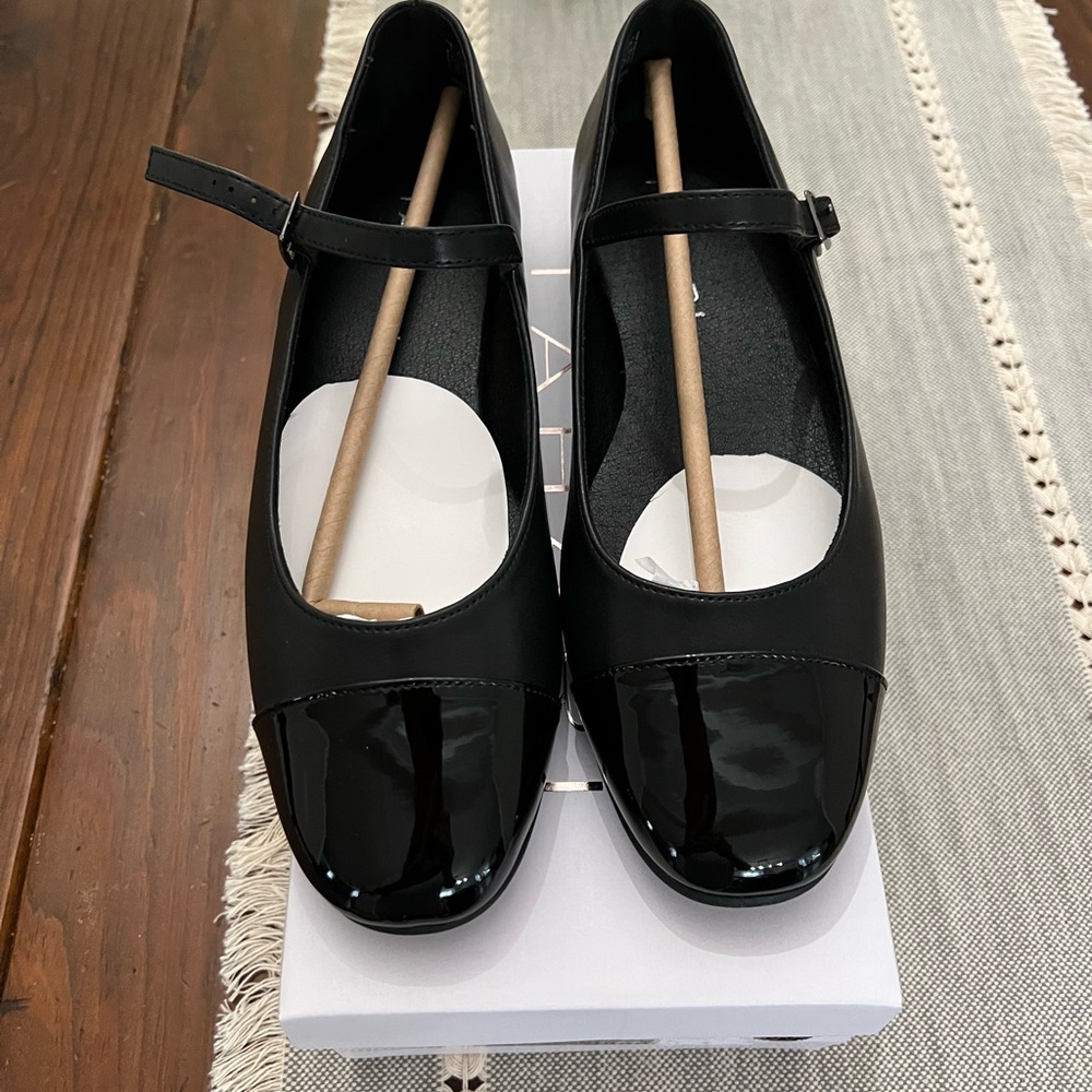 Tahari Black Two-Tone Patent Cap Mary Jane Flats